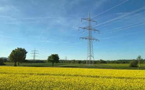 Strommast im Feld